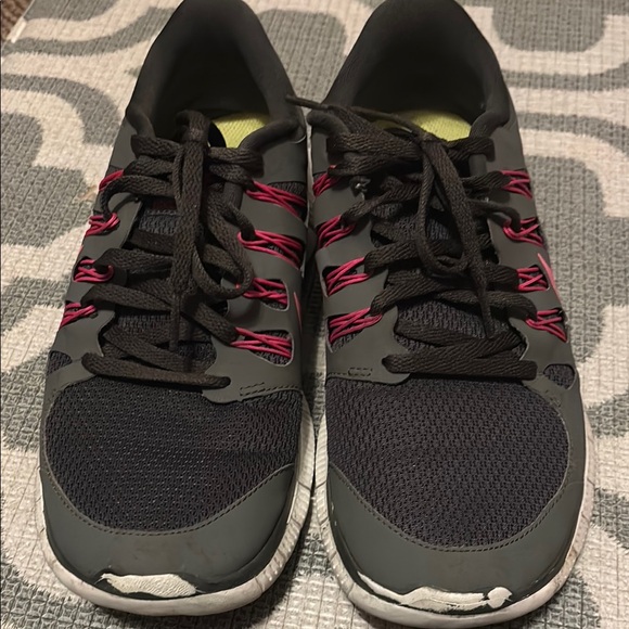 Nike Women's Black and Pink Running Shoes - Picture 3 of 9